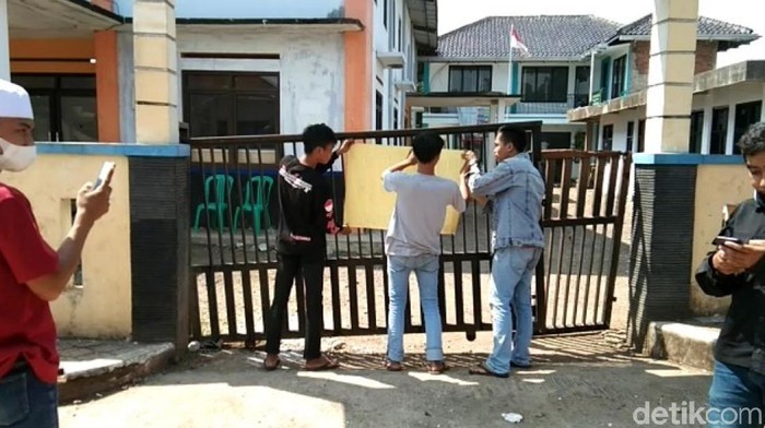 Warga Segel Kantor Kades di Cianjur