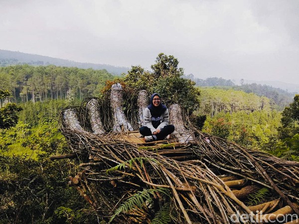 Untuk menuju Curug Layung ini terdapat dua jalur yang bisa dilewati, yakni lewat jalur Gapura Komando dan lewat jalur daerah wisata CIC (Ciwangun Indah Camp). Untuk menuju Curug Layung ini terdapat dua jalur yang bisa dilewati, yakni lewat jalur Gapura Komando dan lewat jalur daerah wisata CIC (Ciwangun Indah Camp).