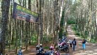 Warga yang datang tidak perlu mengeluarkan uang sepeser pun untuk membeli tiket masuk. Meski gratis, tempat dan pemandangan alamnya sangat cocok untuk bersantai bersama keluarga.