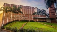 Masjid Raya Al-Azhar Summarecon Bekasi. Masjid ini di desain tanpa kubah dan berbentuk kubus seperti Kabah. dok.Instagram/summareconbekasi