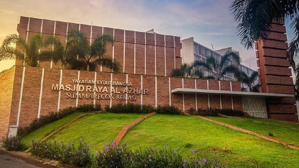 Masjid Raya Al-Azhar Summarecon Bekasi. Masjid ini di desain tanpa kubah dan berbentuk kubus seperti Kabah. dok.Instagram/summareconbekasi Masjid Raya Al-Azhar Summarecon Bekasi. Masjid ini di desain tanpa kubah dan berbentuk kubus seperti Kabah. dok.Instagram/summareconbekasi