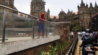 Penyemprotan dilakukan di tengah meningkatnya kasus COVID-19 di India. AP Photo/Rajanish Kakade
