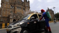 Mulai dari bus hingga taksi yang beroperasi di sekitar terminal disemprot disinfektan. AP Photo/Rajanish Kakade.