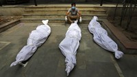 Menurut data Kementerian Kesehatan India, tercatat 314.835 kasus infeksi Corona dalam waktu 24 jam terakhir. Angka harian ini melampaui jumlah kasus harian tertinggi sebelumnya di dunia sebanyak 297.430 kasus yang tercatat di Amerika Serikat pada bulan Januari lalu. AP Photo.