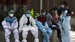 Ada Spiderman Semprot Disinfektan di India