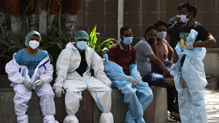 Ada Spiderman Semprot Disinfektan di India Virus Corona terus mengganas di India. Spiderman pun turun tangan dengan melakukan penyemprotan disinfektan.