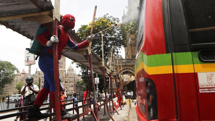 Ada Spiderman Semprot Disinfektan di India Virus Corona terus mengganas di India. 'Spiderman' pun turun tangan dengan melakukan penyemprotan disinfektan.