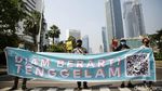 Peringati Hari Bumi Aktivis Ini Joget di Tengah Jalan