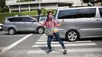 Peringati Hari Bumi Aktivis Ini Joget di Tengah Jalan