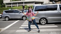 Mereka berjoget di jalan protokol tersebut untuk memperingati Hari Bumi.