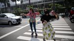 Peringati Hari Bumi Aktivis Ini Joget di Tengah Jalan