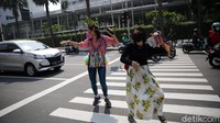 Mereka melakukan aksi joget di zebra cross saat traffic light menyala merah.