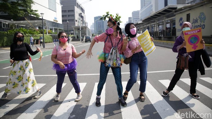 Aktivis lingkungan hidup menggelar aksi serempak Joget Jagat: Diam Berarti Tenggelam di kawasan Jalan MH Thamrin, Jakarta, Kamis (22/4/2021).