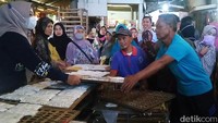 Aksi tersebut dilakukan lantaran para pedagang kesal, akibat barang dagangannya tidak laku, karena adanya bantuan sosial non tunai. Bantuan sosial non tunai ini, berisi tempe shuran, telur dan ayam, membuat para pedagang di pasar Moga tidak laku kembali.