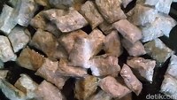 Salah satu pedagang dan perajin tempe yakni mengaku dirinya hampir setiap hari membuang tempe busuk yang tidak laku sebanyak 25 widik, yang jika di rupiahkan Rp 500 ribu.