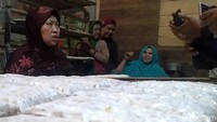 Para pedagang berharap, agar pihak pemerintah memberikan bantuan tunai berupa uang, agar dapat menghidupkan kembali lagi geliat ekonomi di Pasar Moga.