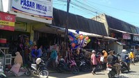 Tidaknya pedagang tempe, pedagang ayam potong juga merasakan barang daganganya tidak laku. Untuk hari ini saja, lima ekor ayam yang dibawa, belum laku sama sekali akibat adanya bansos bahan pangan.