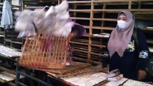 Aksi Pedagang Ramai-ramai Buang Tempe