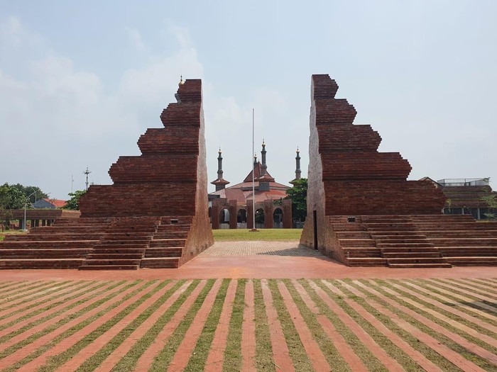 Alun-alun Kejaksan Cirebon setelah direvitalisasi.
