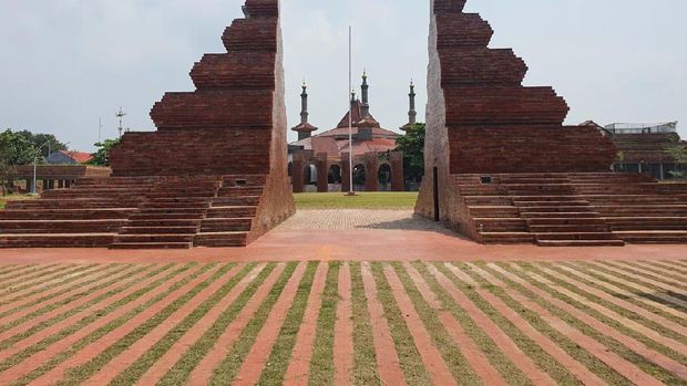 Alun-alun Kejaksan Cirebon setelah direvitalisasi.
