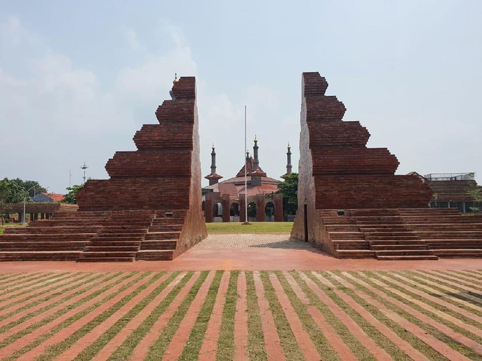 Alun-alun Kejaksan Cirebon setelah direvitalisasi.