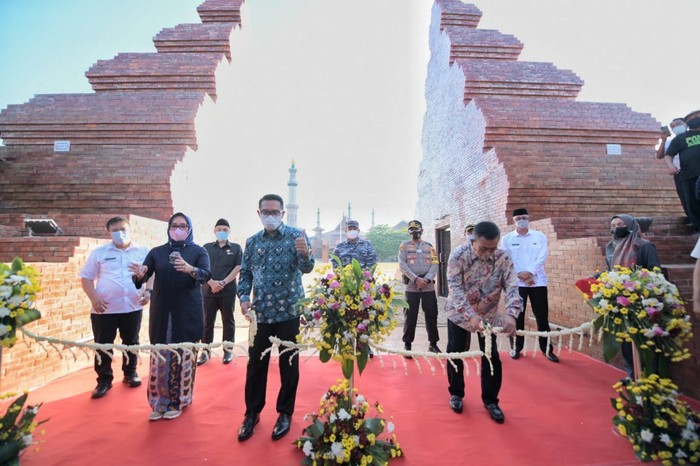 Alun-alun Kejaksan Cirebon setelah direvitalisasi.