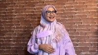 Amalia Fujiawati menuntut pengakuan dan legalitas anak hasil pernikahan sirinya dengan Bambang Pamungkas.  Foto: Febriyantino/detikhot