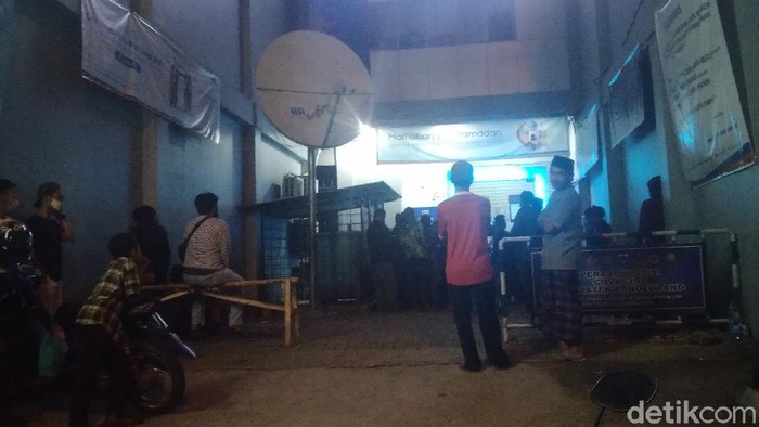 Warga Antre BLT UMKM di Pandeglang