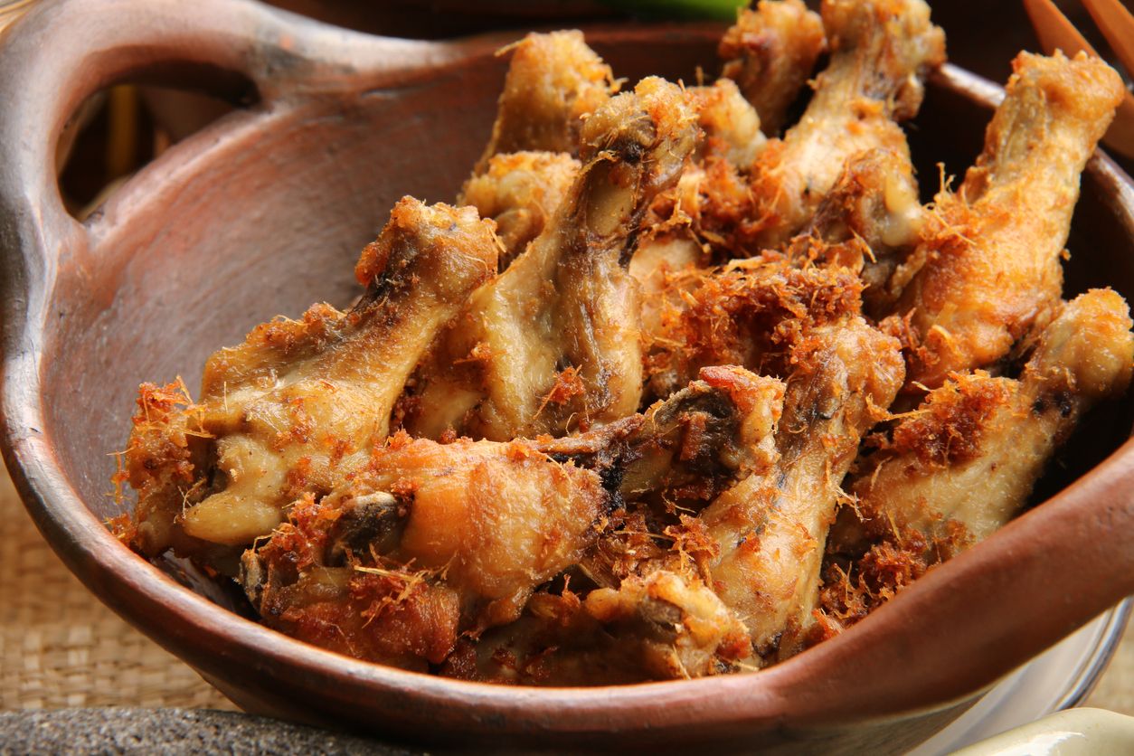 Fried chicken, the common main side dish for many Indonesian rice dishes, such as Nasi Uduk Betawi. The chicken has been cooked using traditional recipe hence it brings the grind galangal and lemongrass as the tasty, crispy crumbs scattering around the chicken. Chicken drummettes have been used for aesthetics reason. The drummettes are plated on an traditional earthenware wok.