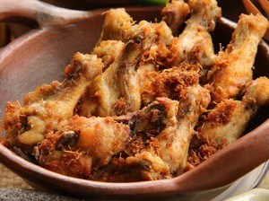 Menu Harian Ramadan ke-24: Ayam Goreng Lengkuas dan Daging Sambal Matah yang Pedas Segar