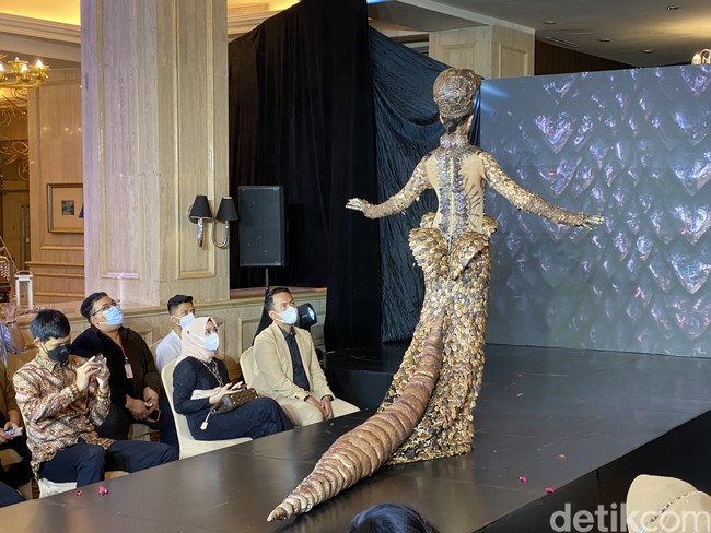 Komodo sebagai salah satu dari keajaiban dunia menjadi alasan utama untuk tema National Costume dari Indonesia. Hanya ada di Indonesia dan ini termasuk binatang yang langka. Oleh karena itu, saya harap kostum ini bisa membangkitkan kesadaran kita untuk lebih peduli dalam upaya pelestarian alam ndonesia, sekaligus memperkenalkan keunikan Indonesia kepada dunia, katanya. (Foto: Daniel Ngantung/Wolipop)