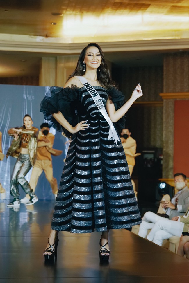 Puteri Indonesia 2020 Ayu Maulida Putri akhirnya akan berkompetisi di ajang Miss Universe 2020 yang sempat tertunda karena pandemi COVID-19. Jelang keberangkatannya, Ayuma, begitu panggilan akrabnya, menampilkan beberapa look yang akan menemani penampilannya di kontes kecantikan internasional yang dihelat di Florida, AS, pada Mei mendatang. (Foto: Dok. Miss Universe/GLADYPHOTOGRAPH)