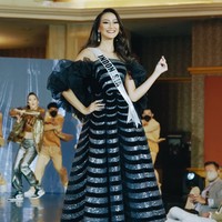 Puteri Indonesia 2020 Ayu Maulida Putri akhirnya akan berkompetisi di ajang Miss Universe 2020 yang sempat tertunda karena pandemi COVID-19. Jelang keberangkatannya, Ayuma, begitu panggilan akrabnya, menampilkan beberapa look yang akan menemani penampilannya di kontes kecantikan internasional yang dihelat di Florida, AS, pada Mei mendatang. (Foto: Dok. Miss Universe/GLADYPHOTOGRAPH)