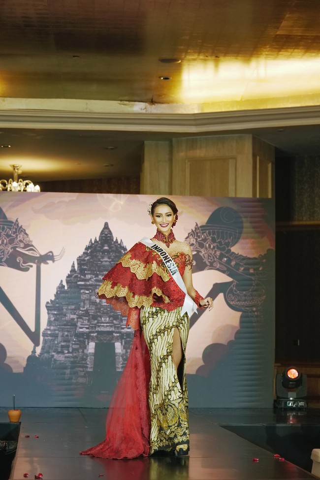Belum terasa Indonesia tanpa ada kebaya. Untuk Miss Universe 2020, Ayuma juga akan memakai kebaya modifikasi dari Anne Avantie. (Foto: dok. Miss Universe/GLADYPHOTOGRAPH)