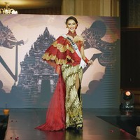 Belum terasa Indonesia tanpa ada kebaya. Untuk Miss Universe 2020, Ayuma juga akan memakai kebaya modifikasi dari Anne Avantie. (Foto: dok. Miss Universe/GLADYPHOTOGRAPH)