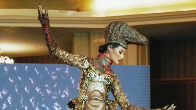 7 Aksi Ayu Maulida Pakai Kostum Nasional Komodo untuk Miss Universe 2020