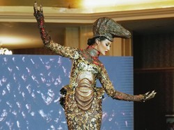 7 Aksi Ayu Maulida Pakai Kostum Nasional Komodo untuk Miss Universe 2020