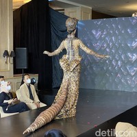 Komodo sebagai salah satu dari keajaiban dunia menjadi alasan utama untuk tema National Costume dari Indonesia. Hanya ada di Indonesia dan ini termasuk binatang yang langka. Oleh karena itu, saya harap kostum ini bisa membangkitkan kesadaran kita untuk lebih peduli dalam upaya pelestarian alam ndonesia, sekaligus memperkenalkan keunikan Indonesia kepada dunia, katanya. (Foto: Daniel Ngantung/Wolipop)