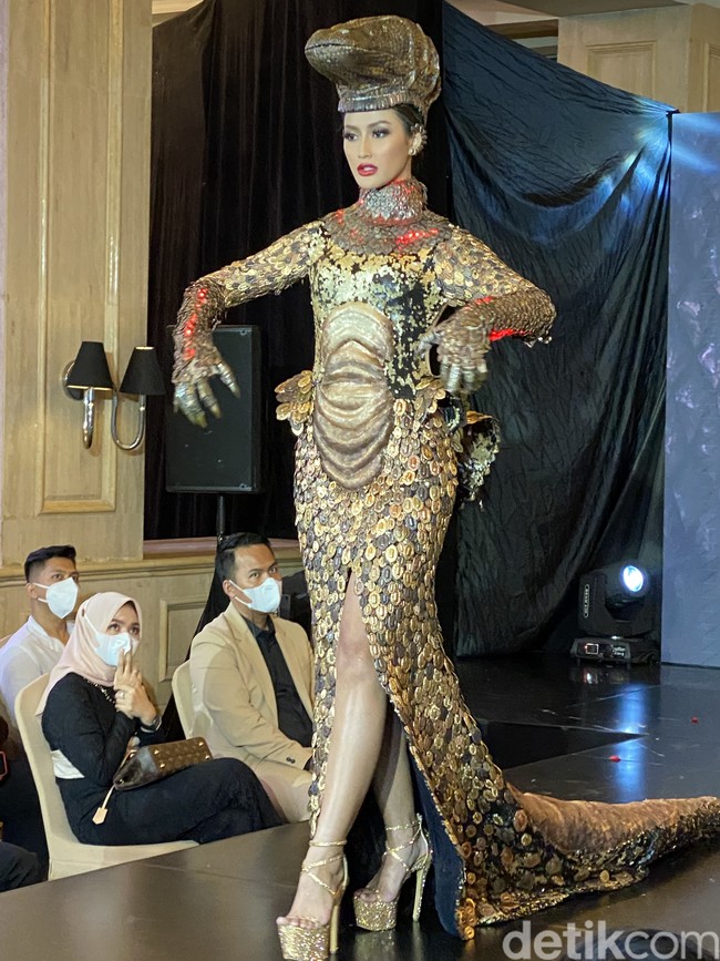 Kostum tersebut merupakan buah kolaborasi desainer mode Diana M Putri dari Diana Couture dan desainer aksesori Yuling Hoo dan Silvy Prajogo dari Le Ciel Design. (Foto: Daniel Ngantung/Wolipop)
