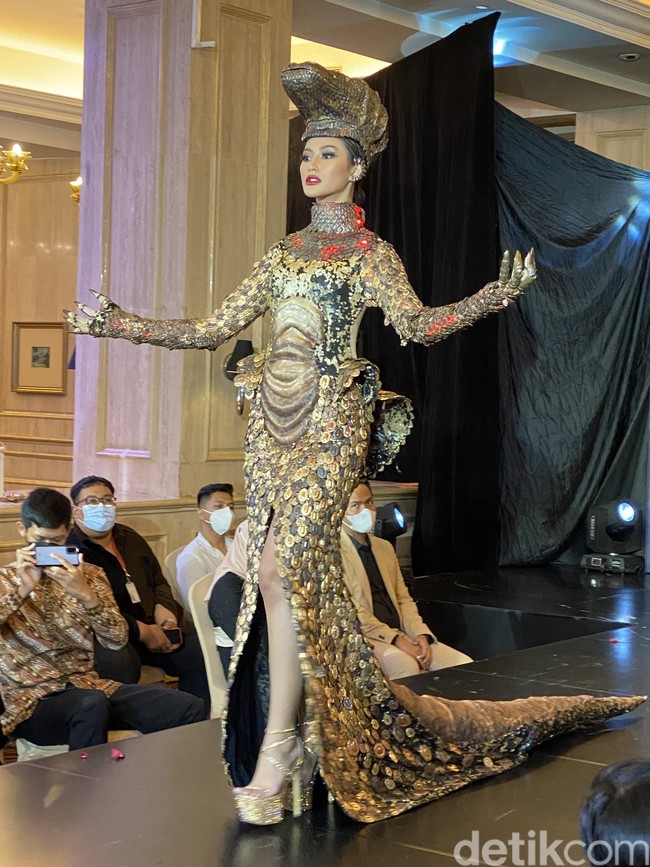 Untuk kostum tersebut, Diana Putri menggunakan payet tiga dimensi berwarna hitam dan emas, demi menciptakan tekstur yang sama seperti kulit komodo. Aspek robotik juga hadir pada kostum ini lewat permainan lampu merah yang berkilauan di sekitaran bahu. (Foto: Daniel Ngantung/Wolipop