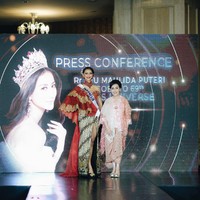 Bagi Ayuma, busana ini memiliki makna tersendiri yang mendalam. Warna merah merepresentasikan rasa percaya diri serta feminitas, sekaligus menjadi pernyataan bahwa wanita juga memiliki suara, kata sarjana hukum Universitas Airlangga ini yang memiliki hasrat pada isu kesetaraan sosial dan gender.(Foto: Dok. Miss Universe/GLADYPHOTOGRAPH)