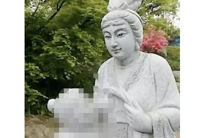 Banjir Kritik, China Bongkar Patung Wanita Menyusui Ibu Mertua