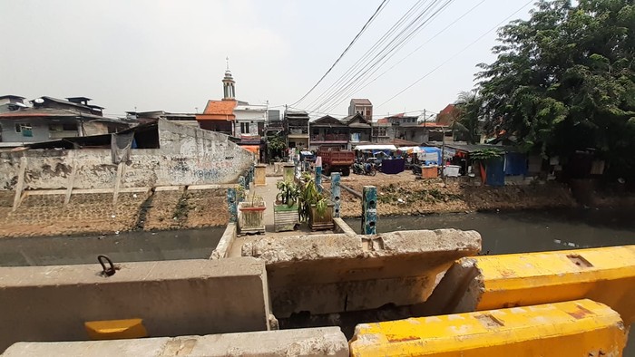 Barier untuk halangi akses tawuran dipasang di Jembatan Kota Paris, Johar Baru, Jakarta Pusat