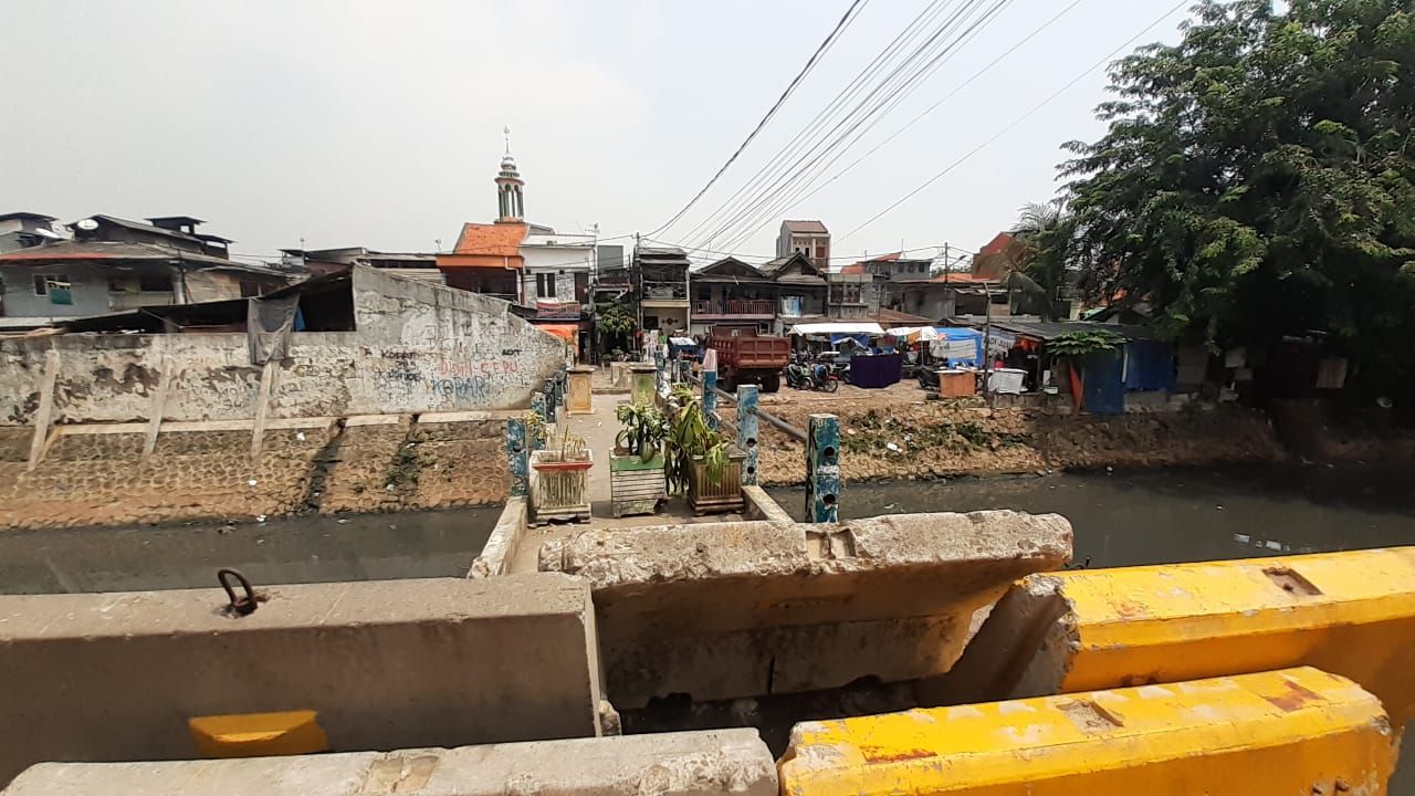 Barier untuk halangi akses tawuran dipasang di Jembatan Kota Paris, Johar Baru, Jakarta Pusat