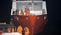Anggota Basarnas bersiap melakukan misi pencarian KRI Nanggala-402 di Pelabuhan Benoa, Bali, Kamis (21/4/2021) malam. Basarnas mengerahkan armadanya dalam operasi pencarian KRI Nanggala-402. AP Photo/Firdia Lisnawati.