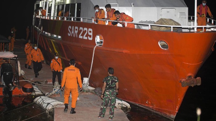 Kapal selam KRI Nanggala-402 hilang kontak di perairan Bali kemarin. Basarnas mengerahkan kapalnya untuk melakukan pencarian KRI Nanggala-402.
