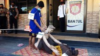 Dua pelaku pembunuhan bos pabrik wajan di Bantul, Budiyantoro (38) yakni istri dan karyawannya Nur Kholis (22) dan KI (30) melakukan 57 adegan rekonstruksi hari ini.