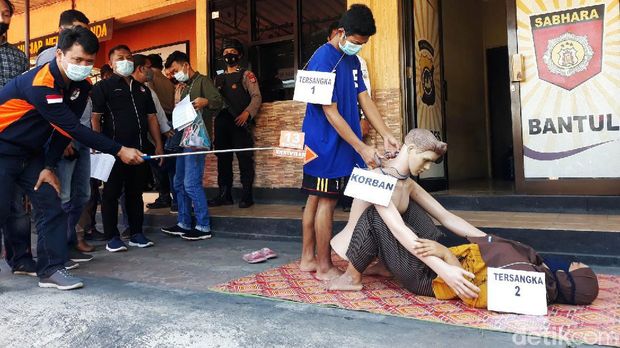 Polres Bantul melakukan rekonstruksi pembunuhan bos pabrik wajan, Budiyantoro. Kedua tersangka, Nur Kholis (22) dan KI (30) melakukan 57 adegan rekonstruksi hari ini.