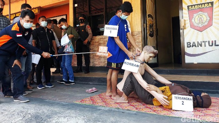 Begini Detik-detik Pembunuhan Bos Wajan di Bantul Polres Bantul melakukan rekonstruksi pembunuhan bos pabrik wajan, Budiyantoro. Kedua tersangka, Nur Kholis (22) dan KI (30) melakukan 57 adegan rekonstruksi hari ini.