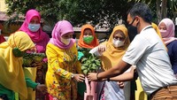 Istri Wakil Gubernur DKI Jakarta Ellisa Sumarlin didampingi istri Walikota Jakarta Timur Diah Anwar dan pengurus PKK Jakarta Timur saat mendapatkan penjelasan mengenai teknik budidaya sayuran dari Acting Business Development Manager PT East West Seed Indonesia (Ewindo) Ridho Bilhaq di sela acara Panen Pakcoy Bersama dalam Rangka Lomba Tanaman Hidroponik di Jakarta, Kamis (22/4/2021). 